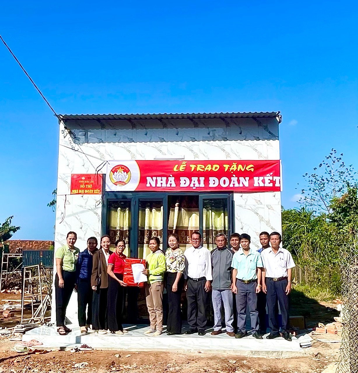 Bàn giao nhà Đại đoàn kết cho hộ nghèo xã Hòa Khánh